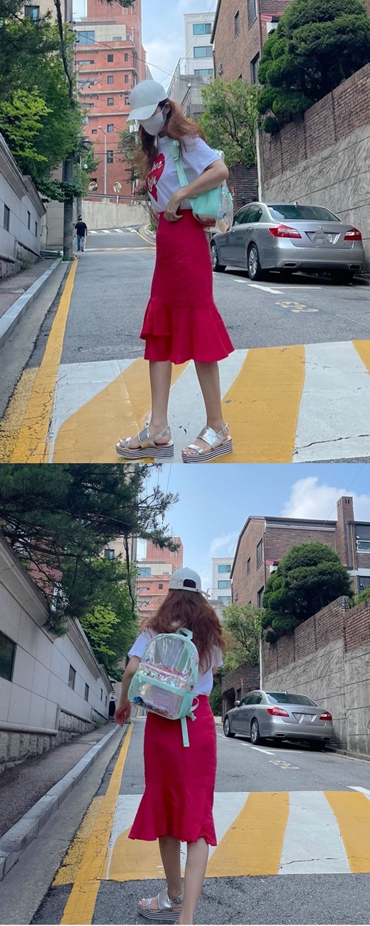 Actor Park Sol-mi, 43, accessorised the dolmen look with intense red.Park Sol-mi posted several photos on his Instagram on 24 Days with the article # Washing up quickly and # recording Shudol!Park Sol-mi in the public photo showed a coordinating with passionate red and pure white.The long red skirt that goes well with the 170cm Park Sol-mi in profile captures the attention at once.A white T-shirt match with a red heart on it, a relief of the burden, as if to complement it, the hat and mask are white.Park Sol-mis sense of intense color is admirable.Park Sol-mi has two daughters in 2013 with Actor Han Jae-suk, 48, and marriage.