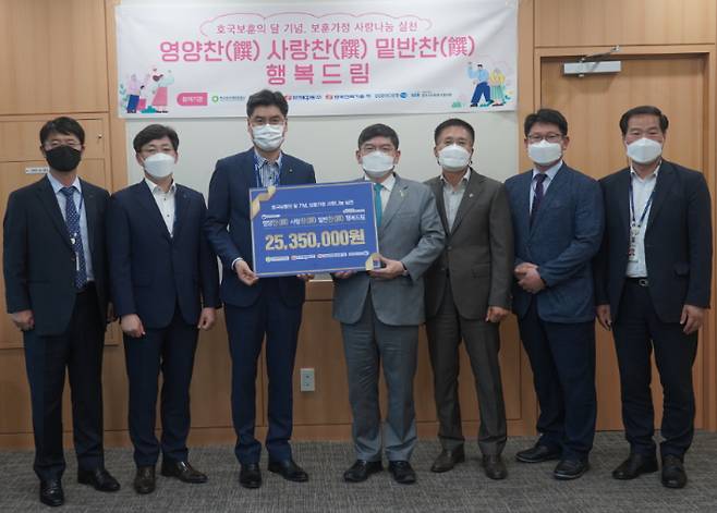 한국원자력환경공단 차성수 이사장(왼쪽 네 번째)이 경주시사회복지협의회에 펀딩기금을 전달하고 있다. 한국원자력환경공단 제공