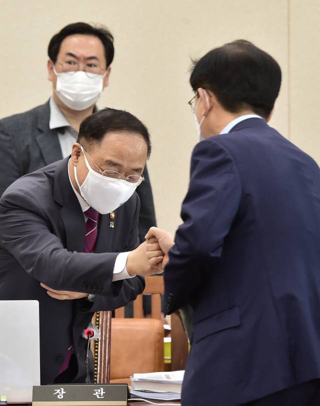 홍남기 부총리 겸 기획재정부 장관이 23일 국회에서 열린 기획재정위원회 전체 회의에참석해 의원들과 인사하고 있다. /연합뉴스