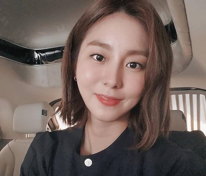 Uee, a former After School, has reported on his recent situation.On the 24th, Uee posted two photos on his Instagram with the article Selfie Mode.Uee in the photo is taking a selfie in the car, which he recently said had gained 8kg in weight, and he attracted attention with a much more relaxed and relaxed look.Also, the clear features and sleek jaw line still prevent the need for Diet.Uee, who has a hairstyle and a hairstyle, is a confident super-neighbor selfie and boasts immaculate skin without pores.Fans sent a reply to One with comments such as Its so beautiful, Its always cool.Meanwhile, Uee appeared in the entertainment show Spy Segals, which is about to be released in July, and was on the list of appearing in the drama Ghost Doctor, in which Rain (Jung Ji-hoon) confirmed his appearance.