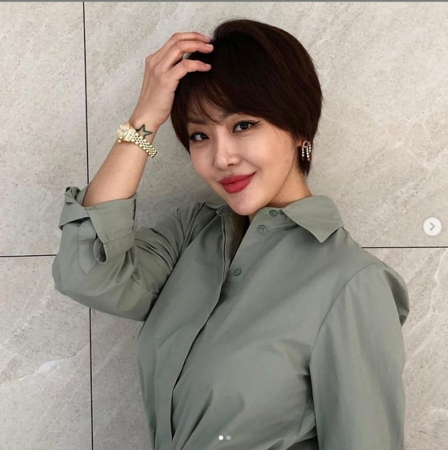 Group VAGEL member Narsha has reported on the latest.Narsha did not comment much on her 24 Days Instagram account with a photo.In the photo, Narsha gave a point to gold jewelery wearing a khaki shirt.Meanwhile, Narsha is in charge of SBS Love FM radio Narshas Abracadabra.Photo: Narsha SNS