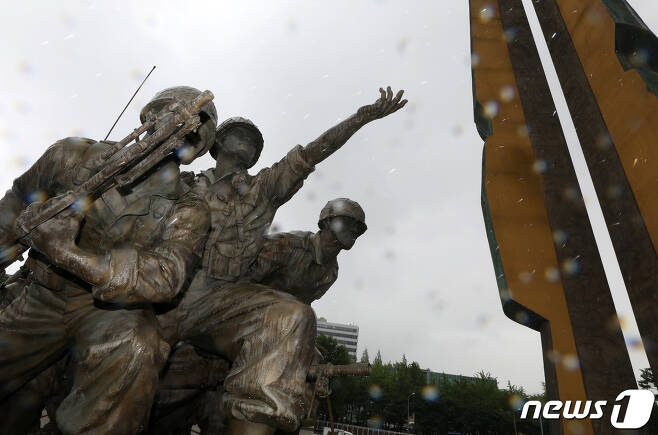 6·25 전쟁 70주년인 25일 서울 용산구 전쟁기념관 입구에 설치된 6·25전쟁 기념 조형물 위로 빗방울이 떨어지고 있다. 2020.6.25/뉴스1 © News1 이동해 기자