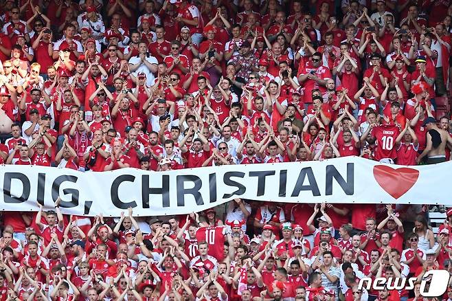 에릭센과 덴마크를 응원하는 팬들 © AFP=뉴스1