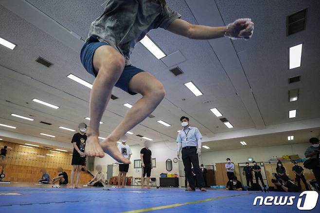 25일 오후 서울 중구 서울경찰청 기동본부에서 열린 마지막 의무경찰 선발시험에서 응시생들이 체력검사를 하고 있다.  2021.6.25/뉴스1 © News1 성동훈 기자