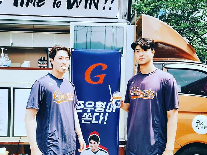 롯데 박종무(왼쪽)와 윤성빈이 전준우가 선물한 커피차를 만끽하고 있다. 사진제공=롯데 자이언츠