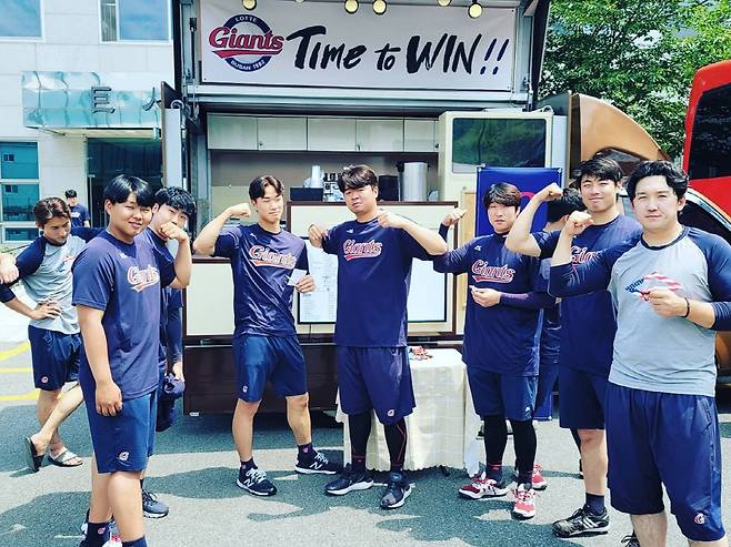 박진 김동우 박명현 한승혁 이호연 김동규 나원탁 등 롯데 퓨처스 선수들이 전준우가 선물한 커피차를 만끽하고 있다. 사진제공=롯데 자이언츠