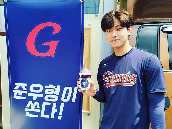 롯데 퓨처스 선수들이 전준우가 선물한 커피차를 만끽하고 있다. 사진제공=롯데 자이언츠