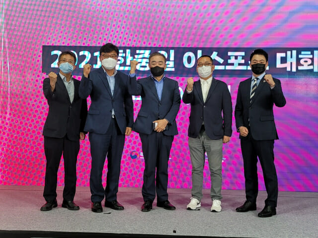유진룡 조직위원장(사진 가운데)는 2021 한중일 이스포츠 대회의 성공적 개최를 자신했다.