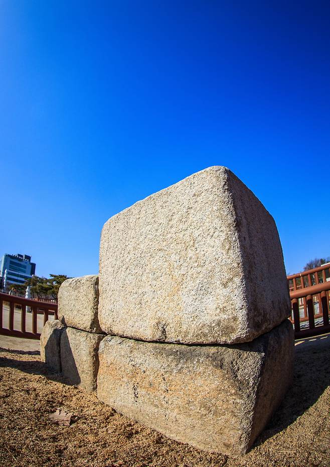 서울 종묘공원에 있는 앙부일구 대석. 조선 후기 내내 실종됐다가 고종 대에 땅이 묻힌 뒤 21세기에 발견됐다. /박종인