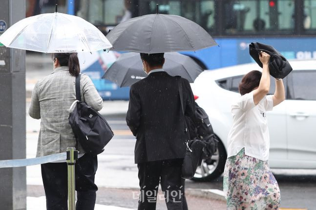 토요일인 26일은 전국이 대체로 흐리고 일부 지역에서 비가 내릴 것으로 보인다. ⓒ데일리안 류영주 기자