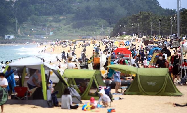 지난 20일 강원도 속초 해수욕장을 찾은 시민과 관광객들이 휴일을 즐기고 있다. 연합뉴스