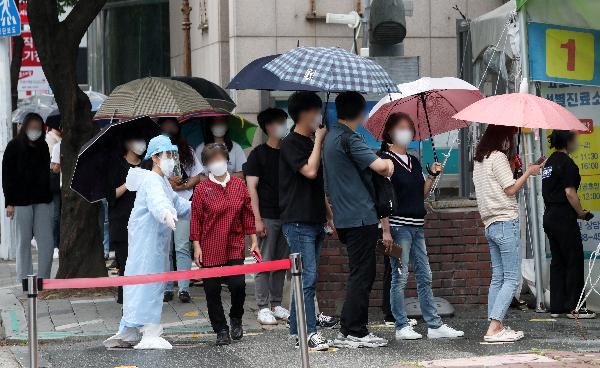 대전 서구보건소 선별진료소에서 시민들이 검사를 받기 위해 줄서 기다리고 있다./사진=조선일보 DB