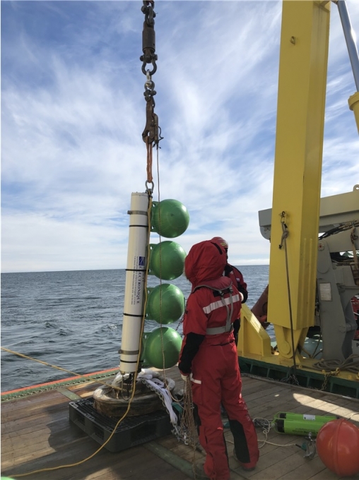극지연 연구팀이 동시베리아해에 수중음향 관측 장비를 설치하고 있다. [사진=극지연]