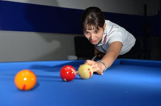 캄보디아 출신 당구 선수 스롱 피아비가 23일 오후 충북 청주시 피아비큐 당구장에서 시범을 보이고 있다. 프리랜서 김성태