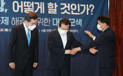 이낙연(왼쪽) 민주당 전 대표, 정세균(가운데) 전 총리, 이광재 의원. 연합뉴스