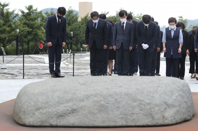 이준석 국민의힘 대표 (오른쪽 두 번째)가 25일 오후 경남 김해시 진영읍 봉하마을 노무현 전 대통령 묘역을 참배하고 있다. 연합뉴스