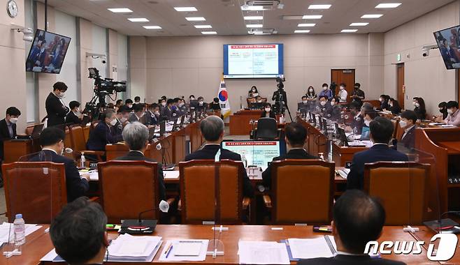 18일 오전 서울 여의도  국회에서 열린 법제사법위원회 전체회의가 열리고 있다./사진=뉴스1