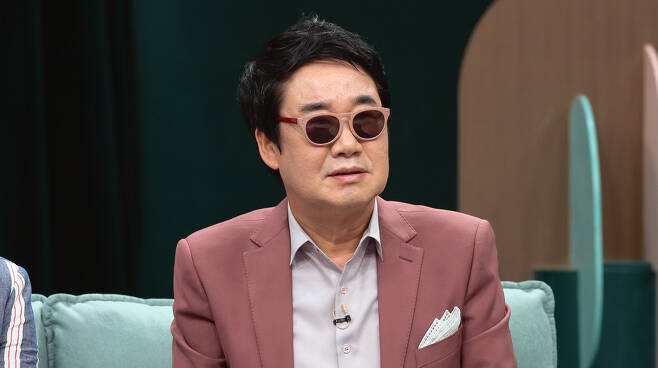 Choi Yang-Rak underwent double eyelid reoperationJTBC no.1 can not be broadcast on June 27, Choi Yang-Raks double-curling reoperation scene will be revealed.In a recent no.1 can not be studio recording, Choi Yang-Rak appeared wearing black sunglasses.The cast asked for take off the sunglasses with a suspicious expression, but Choi Yang-Rak said, I am not ready for my heart yet.The reason was revealed in the released VCR video: Choi Yang-Rak, while looking at his past photos, realized that his face was handsome before the double eyelid was released.Choi Yang-Rak revealed that double eyelids, which had been operated on by burial 20 years ago, had been released.Choi Yang-Rak, along with Paeng Hyon Sook, went to plastic surgery and had surgery counseling.As soon as he entered the counseling session, Paeng Hyon Sook laughed at the doctor for asking for a face-off level of unreasonable demands, saying, Make it the same as Won Bin.The doctor recommended double eyelid surgery for functional reasons, and Choi Yang-Rak, who eventually decided to redo double eyelid surgery, went back to the hospital a few days later.