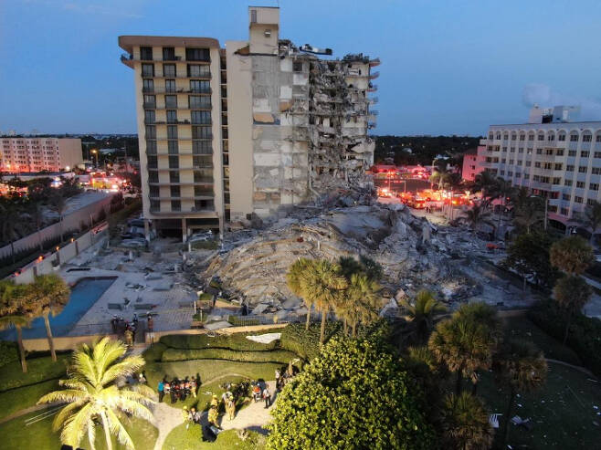 붕괴된 마이애미 서프사이드 아파트. 마이애미데이드 소방서 제공