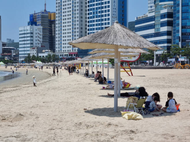 25일 부산 광안리해수욕장 해변 그늘막 아래에서 시민들이 휴식을 취하고 있다. 박진홍 기자