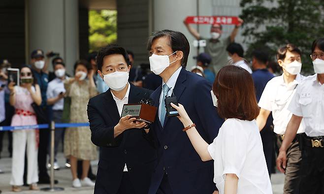 자녀 입시비리 혐의로 재판에 넘겨진 조국 전 법무부 장관이 25일 서초동 서울중앙지법에 출석하고 있다. 연합뉴스