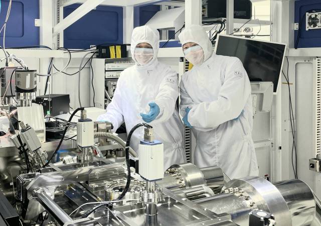 김병국 이솔 대표(왼쪽)와 이동근 이솔 부사장이 회사가 자체적으로 개발한 EUV 광원을 연구하고 있다./사진제공=이솔