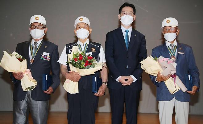 6·25 전쟁 참전유공자 표창 [경남도 제공. 재판매 및 DB 금지]