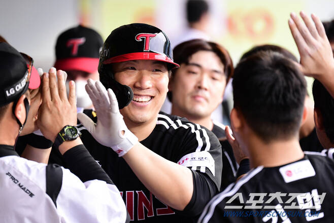 1차전. 7회 LG 김현수가 삼성 이승현을 상대로 투런홈런을 날렸다. 덕아웃에서 동료들의 축하를 받고 있는 김현수.