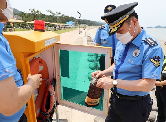 임재수 목포해양경찰서장이 해수욕장에 비치된 수난인명구조장비함에서 안전장비들을 살펴보고 있다. (사진=목포해양경찰서 제공)