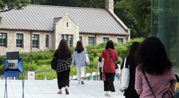 서울 서대문구 이화여자대학교에서 학생들이 등교하고 있다. 뉴스1 제공.