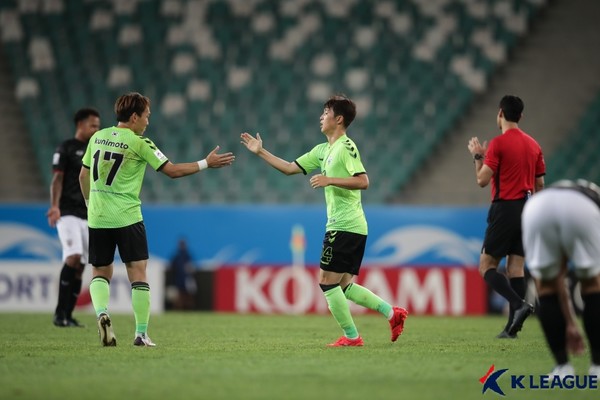 선제골을 합작한 쿠니모토와 이승기(왼쪽부터, 전북현대). 한국프로축구연맹