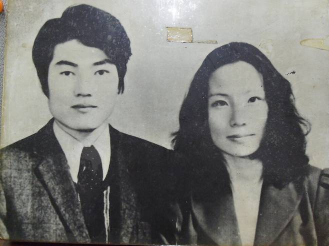 결혼을 몇달 앞둔 1975년 12월에 중앙정보부에 체포돼 간첩으로 조작됐던 재일동포 유학생 이철씨와 민향숙씨의 약혼 사진. 이철 제공
