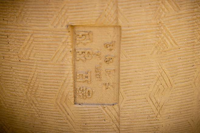 현재 만들어지고 있는 종묘 정전 지붕에 올라갈 기와.