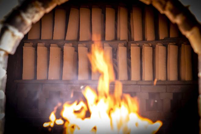 말림 불이 진행되고 있다. 본 불전에 습기를 제거하는 과정이다.