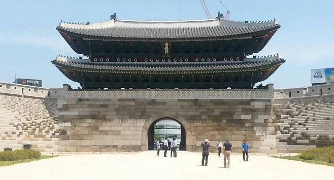 스승 한형준 제와장과 함께 복원한 숭례문. [사진 조선와요]