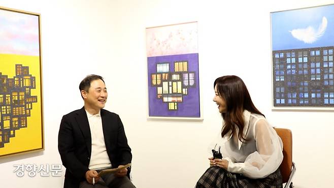 아트테이너 김혜진(오른쪽)이 김재현 한국문화스포츠마케팅진흥원 이사장의 질문에 답을 하고 있다.