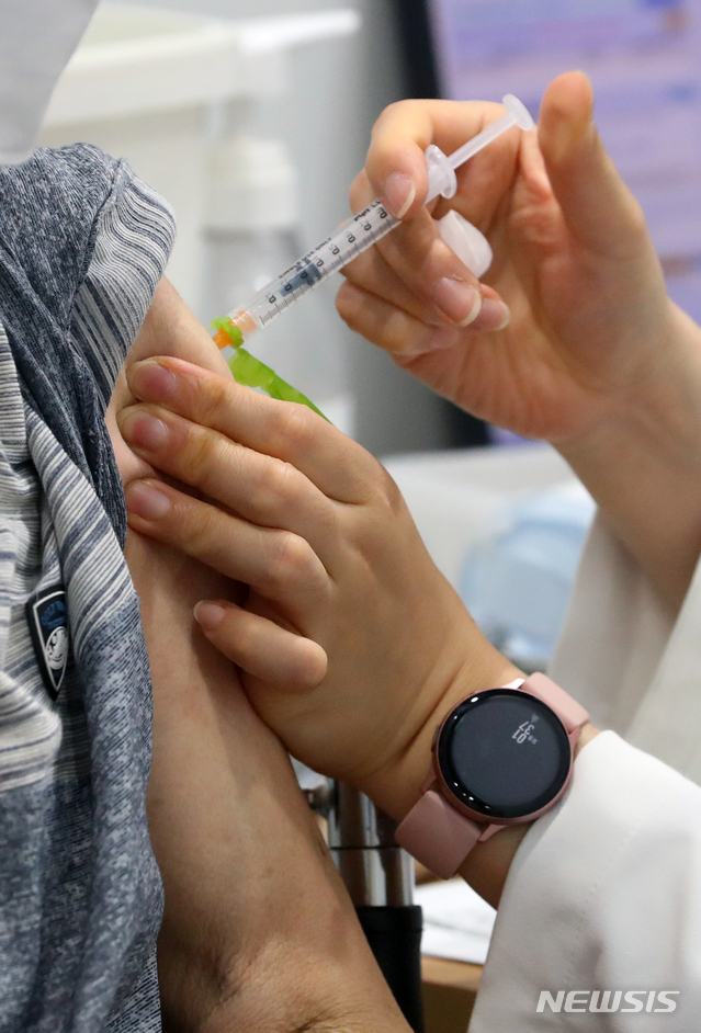 [서울=뉴시스]한 시민이 코로나19 백신접종을 받고 있다. (사진=뉴시스DB)