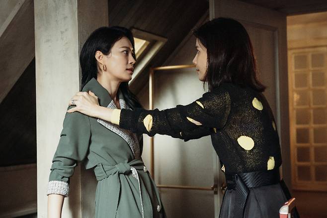 tvN 토일드라마 '마인'의 주인공인 이혜진(옥자연 분, 왼쪽)과 서희수(이보영 분),  tvN '마인' 제공