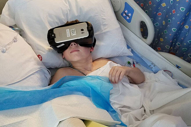 가상현실 기술이 어린이 환자 통증 완화 돕는다 - 가상현실(VR) 기술이 아동 화상환자의 치료과정에서 느끼는 통증을 절반 이하로 줄이는데 효과적이라는 연구결과가 나왔다. 다른 종류의 치료나 성인에게도 적용될 수 있을 것으로 기대되고 있다.미국 스탠포드 아동병원 제공
