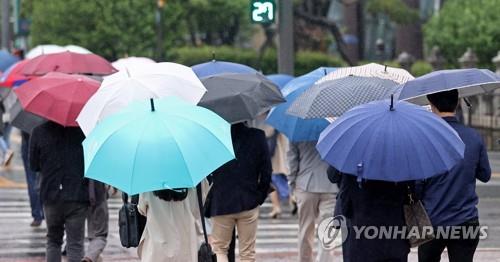 우산 쓰고 걸어가는 시민.[연합뉴스 자료 사진]