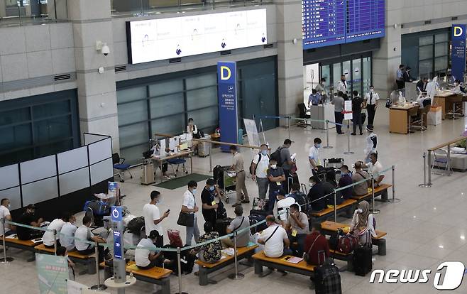 지난 25일 인천국제공항 제1여객터미널에 해외 입국자들이 이동을 위해 대기하고 있다./뉴스1 © News1 권현진 기자