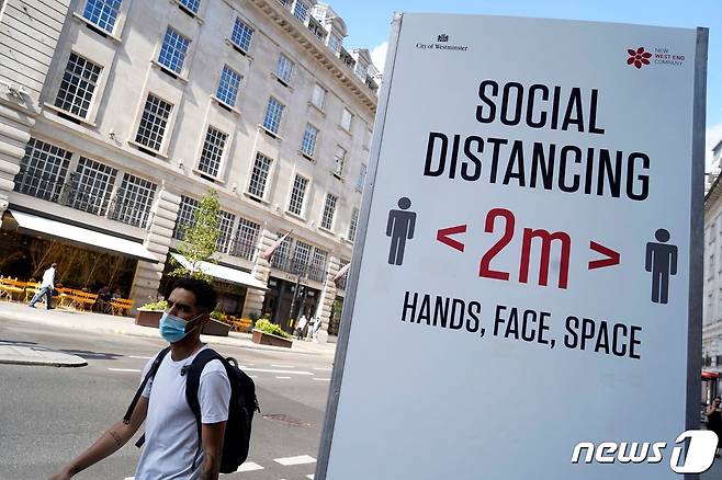영국 런던 거리의 2021년 6월 7일 모습.  개인 간 2미터 거리 두기를 유지하는 배너가 놓여 있다. © AFP=뉴스1