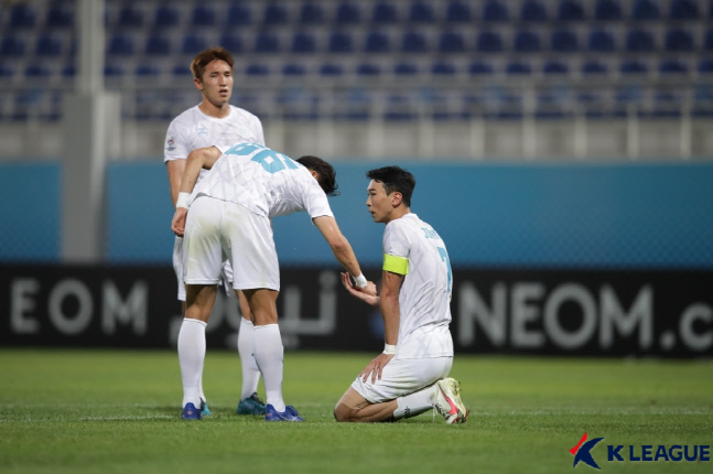 대구 주장 김진혁(오른쪽에서 첫 번째)이 가와사키전 패배 후 아쉬워하고 있다. 제공 | 한국프로축구연맹