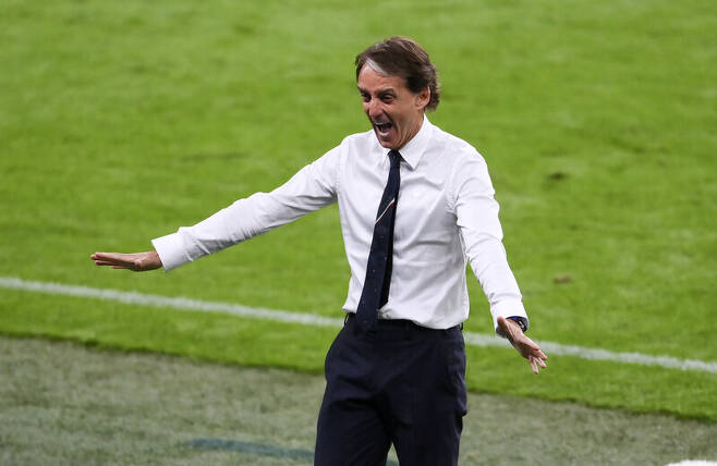 로베르토 만치니 이탈리아 감독이 연장 전반 5분 페데리코 키에사의 선제골이 터지자 기뻐하고 있다. 런던/AP 연합뉴스