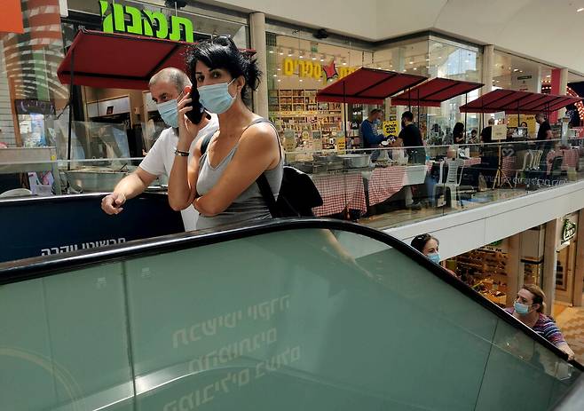 지난 25일(현지시간) 이스라엘 모딘의 한 쇼핑센터에서 마스크를 쓴 이스라엘 시민들이 쇼핑을 하고 있다. 이날 이스라엘 보건부는 실내 마스크 착용과 일부 대상자를 대상으로 한 실외 마스크 착용을 의무화했다. 신화/연합뉴스