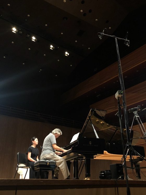 피아니스트 백건우가 3D 음향으로 녹음하는 장면. [사진 셈프레 라 뮤지카]
