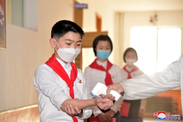 복도에서 마스크 쓰고 체온 재는 북한 중학생들/사진=조선중앙통신