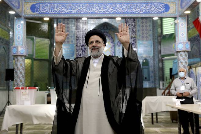 이란 최고지도자 아야톨라 알리 하메네이가 대선 투표일인 지난 18일(현지시간) 이란 테헤란의 한 투표소에서 투표를 마친 후 나오고 있다. 테헤란|AP연합뉴스