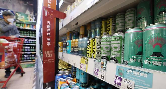 Craft beers are displayed at a supermarket in Seoul. (Yonhap)