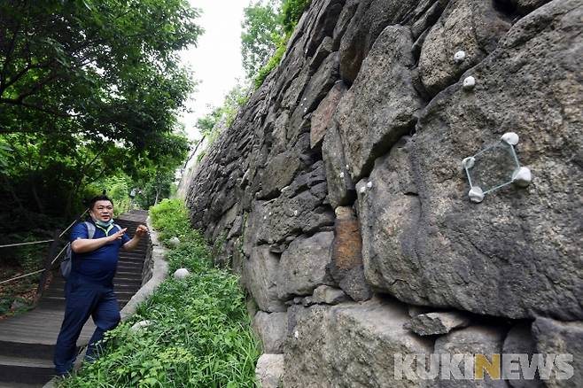 성곽의 배부름 현상에 대해 설명하는 조치욱 서울역사박물관 학예연구사